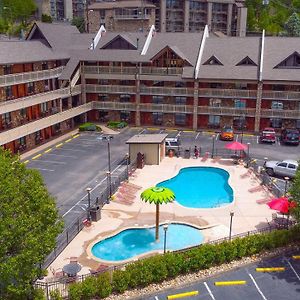 Crossroads Inn & Suites